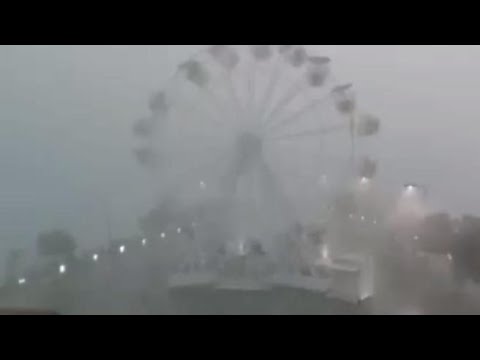 Maltempo, la ruota panoramica di Piombino in mezzo alla furia del vento: volano via le cabine