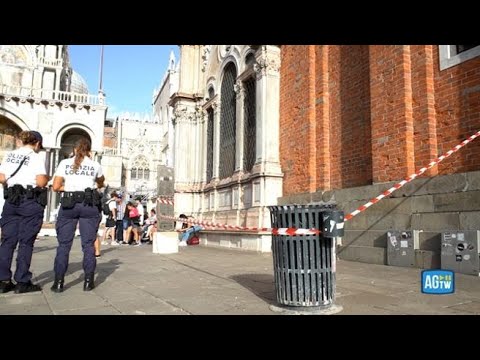 Maltempo a Venezia, crolli dal campanile di San Marco: la zona transennata