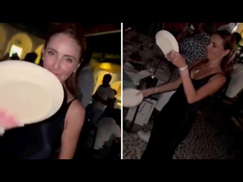 La moglie di Peskov si diverte in Grecia (nonostante le sanzioni): rompe i piatti e balla il…