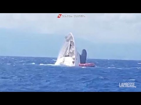 Yacht di 40 metri affonda al largo di Catanzaro Marina: il video