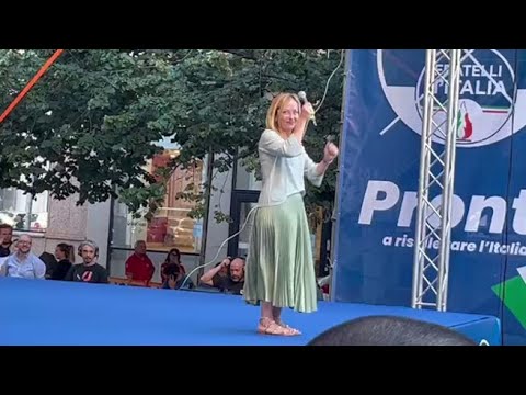 Meloni, la piazza scandisce il suo nome e lei balla sul palco