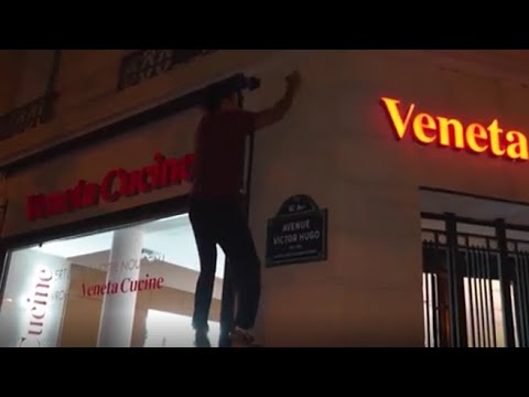 Francia, il collettivo che spegne le luci dei negozi di Parigi con il parkour