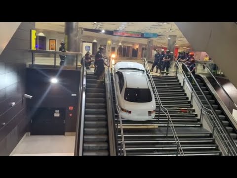 Auto rubata rimane incastrata nella metropolitana a Madrid