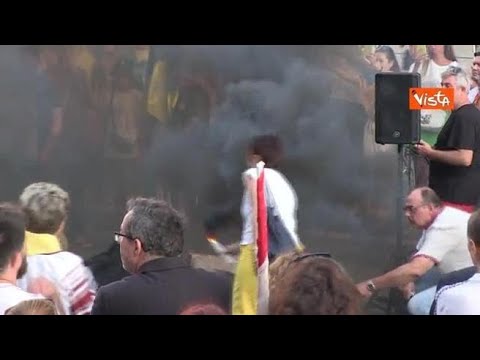 Sirene, fumo nero ed i caduti della guerra: il flashmob al Colosseo per l’indipendenza Ucraina