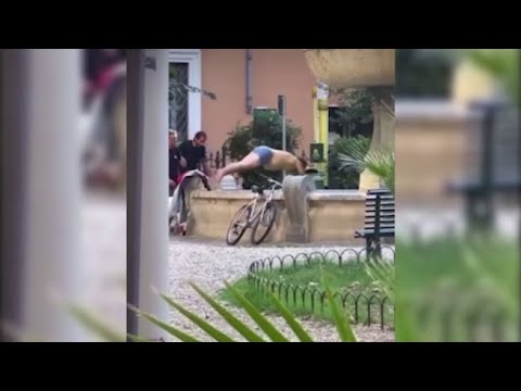 Tuffo in fontana a piazza Cairoli. I commenti: «Altra medaglia d’oro agli Europei»