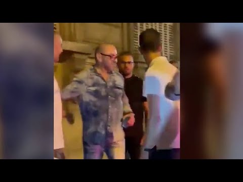 Il re del Marocco appare ubriaco: barcolla per le strade di Parigi