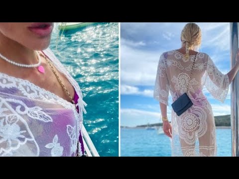 Ilary Blasi: il relax sulla barca in Croazia e il tuffo della figlia