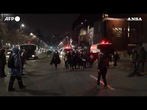Cile, proteste a sostegno dei Mapuche: disordini nel centro di Santiago