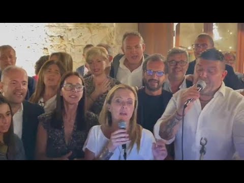 Giorgia Meloni canta «Io vagabondo» al karaoke