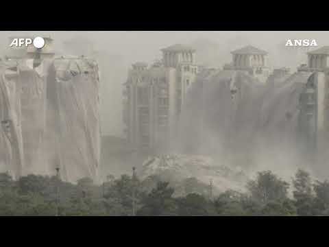 India, demolite due “torri gemelle” illegali