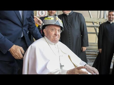 Papa Francesco all’Aquila saluta la folla in dialetto: «Jemo ‘nnanzi»