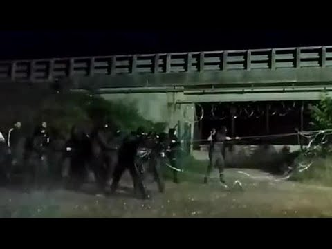 Gruppo di No Tav incappucciati assalta il cantiere in Valle di Susa