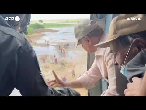 Pakistan, il premier Sharif distribuisce aiuti alle vittime delle alluvioni