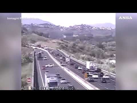 Fa inversione a “U” sull’A1, fermato dalla Polizia