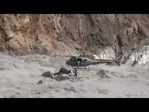 Pakistan, l’elicottero salva un uomo da un fiume in piena