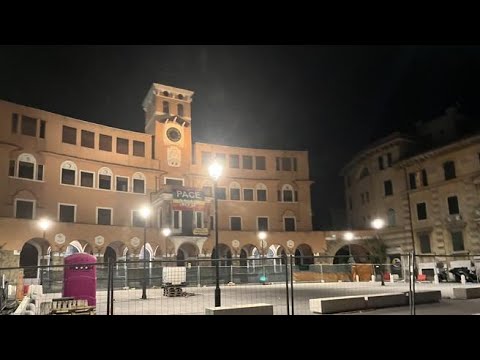 Piazza Sempione, 8 lampioni accesi nel cantiere incompiuto da mesi