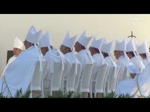 Papa abbraccia terremotati Aquila:  ‘RIcostruire insieme”