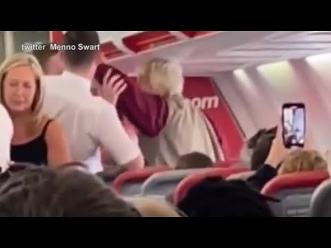 L’assistente di volo le porta via il gin tonic, anziana si alza e lo schiaffeggia