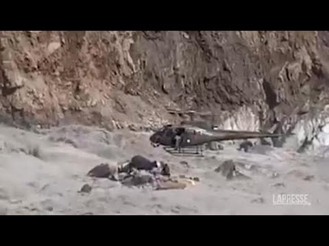 Pakistan, uomo resta intrappolato nel fiume in piena: il salvataggio con l’elicottero