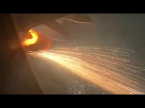 Il motore di un aereo prende fuoco in volo dopo il decollo: il video ripreso da un passeggero