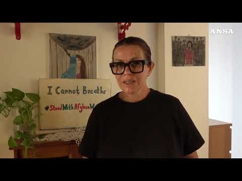 Donna afghana rifugiata: “Lavoravo in ospedale come medico, in Italia faccio la badante”