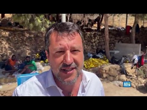 Blitz di Salvini a Lampedusa, entra nell’hotspot in diretta Facebook: «Vergognoso»