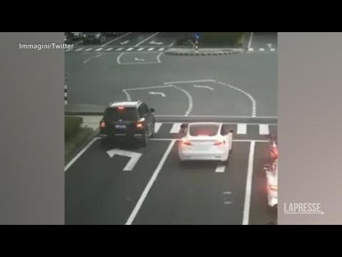 Cina, bambina cade dal finestrino di una macchina in corsa: salvata da un automobilista