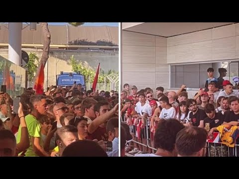 Wijnaldum a Ciampino accolto da 500 tifosi con cori sulle note di «This girl»