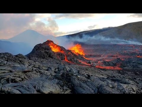 Eruzione del vulcano Fagradalsfjall in Islanda: la lava rossa attira migliaia di turisti