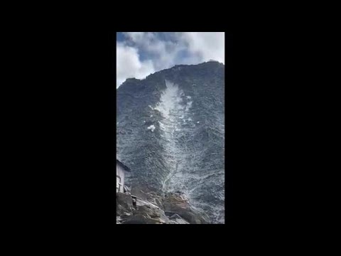 Frana a strapiombo sul Monte Bianco dalla via normale francese