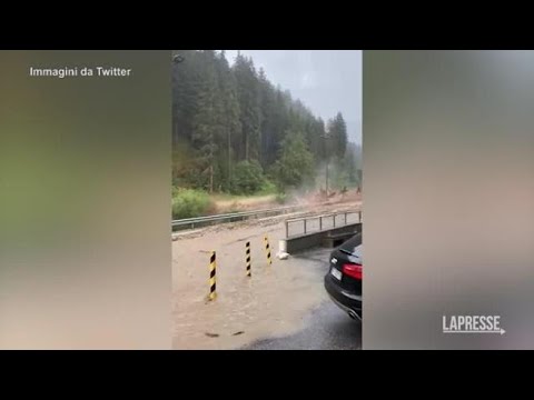 Maltempo, frane e strade chiuse in Trentino: l’ondata di fango distrugge un ponte in un attimo