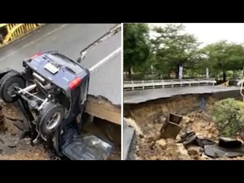 Piogge torrenziali in Giappone creano enormi voragini nelle strade: le auto rimangono incastrate