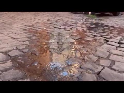 Trastevere, in vicolo del Cipresso tubo dell’acqua rotto da 20 giorni. I residenti: «Nessuno…