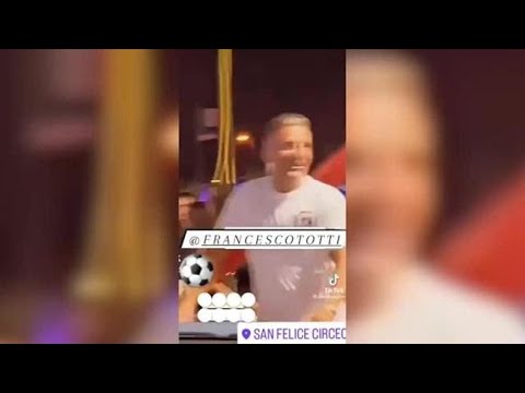 Totti-Blasi, Francesco alle giostre di Sabaudia con la figlia Isabel che salta e piroetta sul…