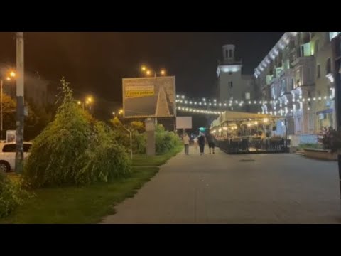 A Zaporizhzhia suona l’allarme anti aereo, ma la gente continua a passeggiare