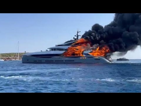 Incendio su uno yacht al largo di Formentera: fiamme alte e fumo nero si levano dalla cabina