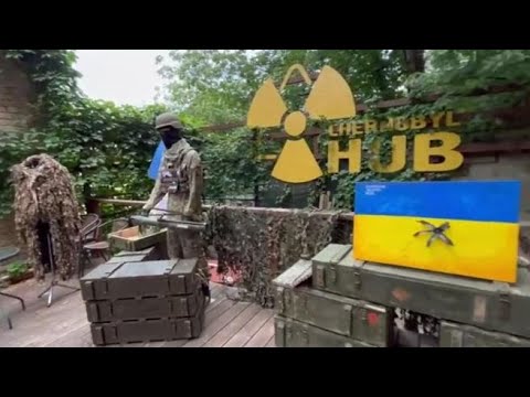 Kiev apre la mostra anti russa e chi vuole visitarla deve calpestare la bandiera bianca rossa e…