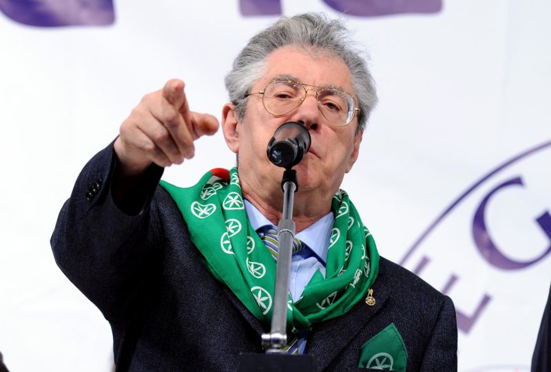 Lega, Salvini “Proporrò Bossi senatore a vita”