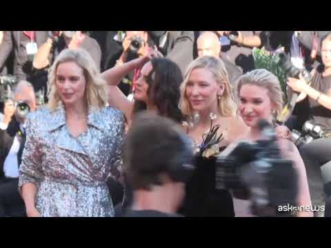 Venezia, Cate Blanchett floreale sul red carpet incanta i fan