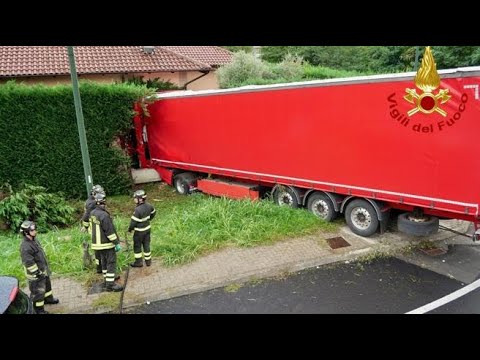 Incidente stradale ad Avigliana, tir incastrato nel giardino di un’abitazione