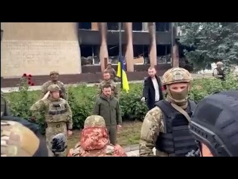 Zelensky nella Izyum liberata issa la bandiera ucraina