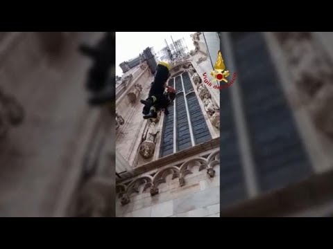 Turista ferita calata in barella dal Duomo di Milano