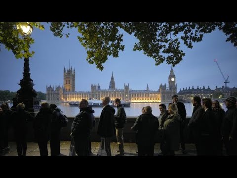 A Londra sudditi accampati anche di notte per la camera ardente