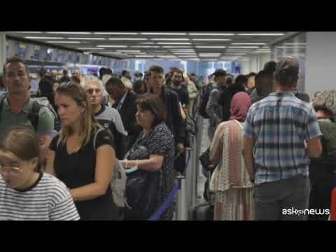 Scioperano piloti, Lufthansa cancella 800 voli: caos in Germania