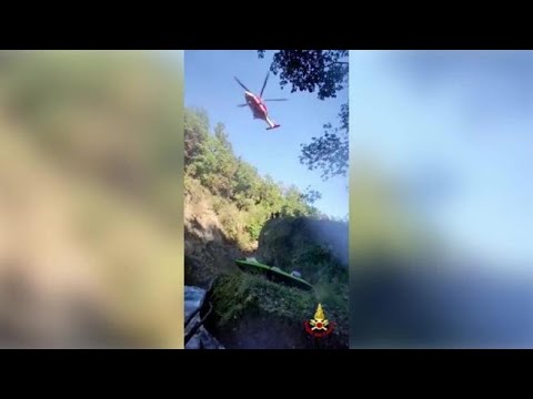 Bambino incastrato con la canoa: il salvataggio dal cielo