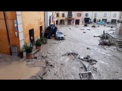 Marche, la piazza di Cantiano il giorno dopo la bomba d’acqua: fango e auto distrutte