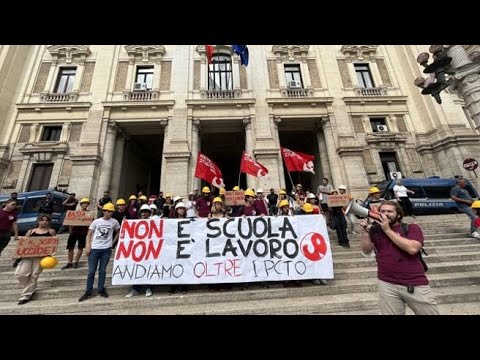 Scuola, caschetti gialli al flash mob al Miur per il ragazzo morto durante l’alternanza…
