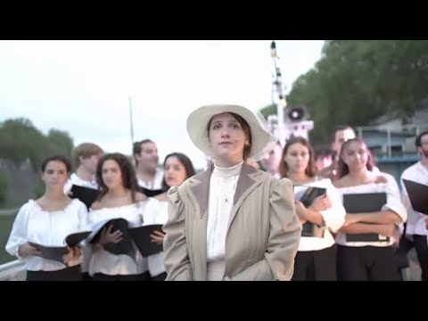 «Fitzcarraldo» (sold out) a 40 anni dal film con cantanti lirici e coro a bordo di un battello…