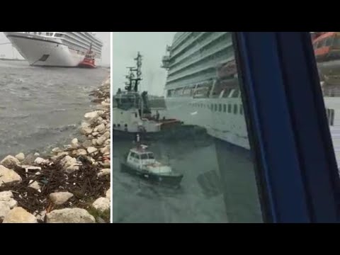 La nave da crociera che ha rotto gli ormeggi per i forti venti a Ravenna