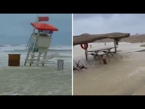 Mareggiata a Rimini, il vento fa crollare la torretta del salvataggio